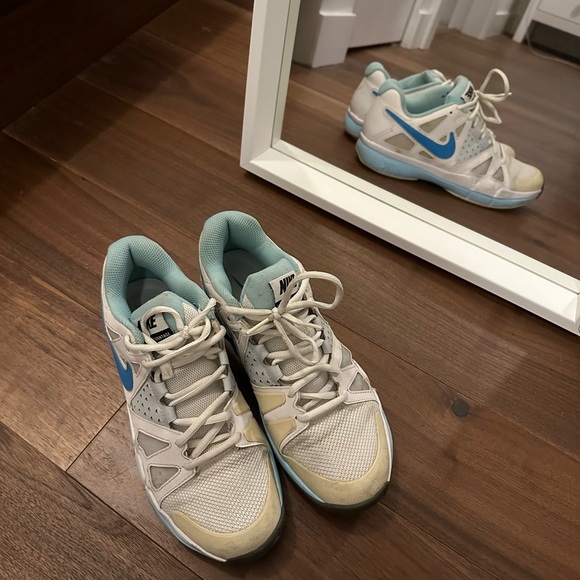 Nike Tennis shoes, 8 - Picture 1 of 4